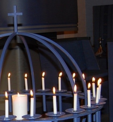 Lyseglobe med tente lys i Notodden kirke